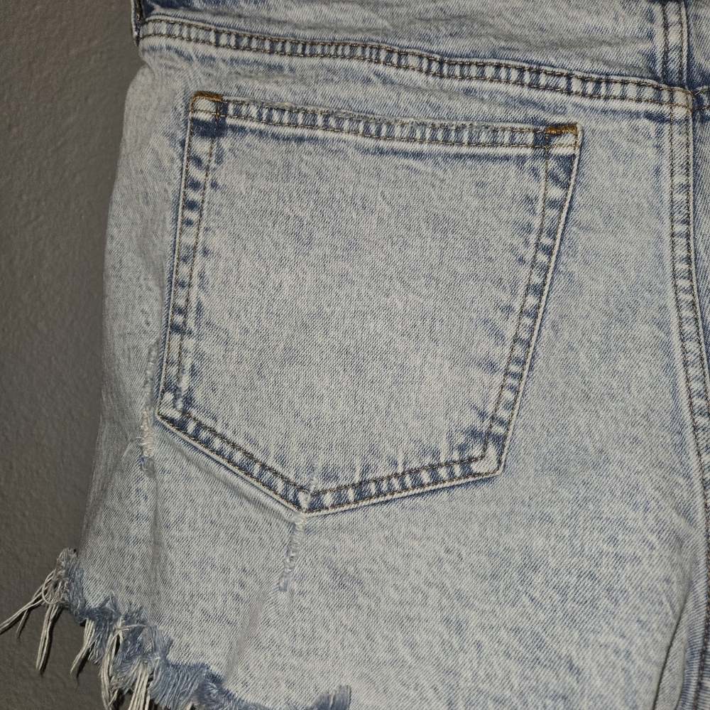 Abercrombie & Fitch The Mom Short High Rise Light Wash Shorts Size 33/16 - Picture 7 of 16
